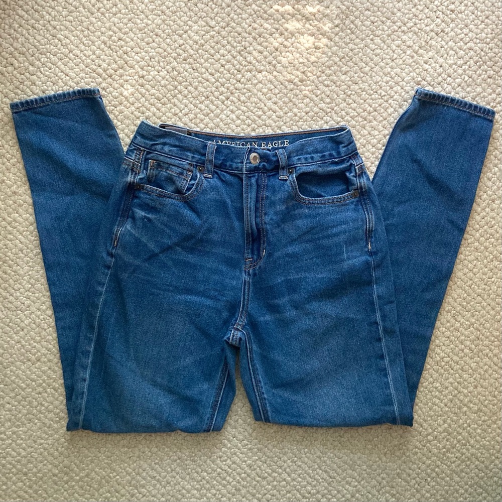 American Eagle Medium Wash High Rise Mom Jeans (Size 0 Regular)